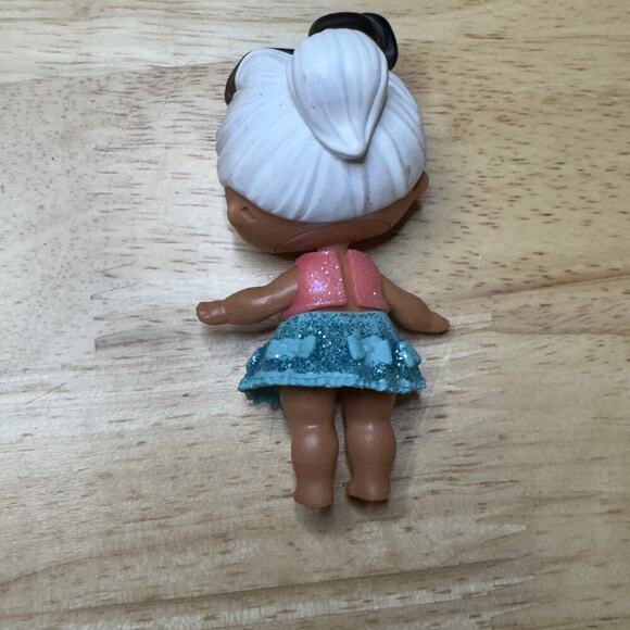 LOL Surprise Doll - Dollface Series 2 With Glitter Outfit - Picture 3 of 4